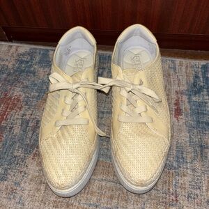Women’s straw shoes